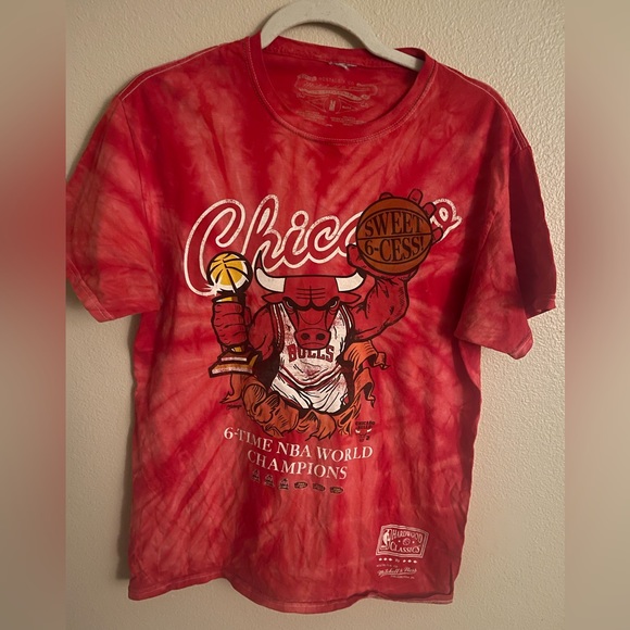 Mitchell & Ness Red Tye Dye‎ Chicago Bulls 6 Time NBA Champions T-Shirt Medium - Picture 1 of 5